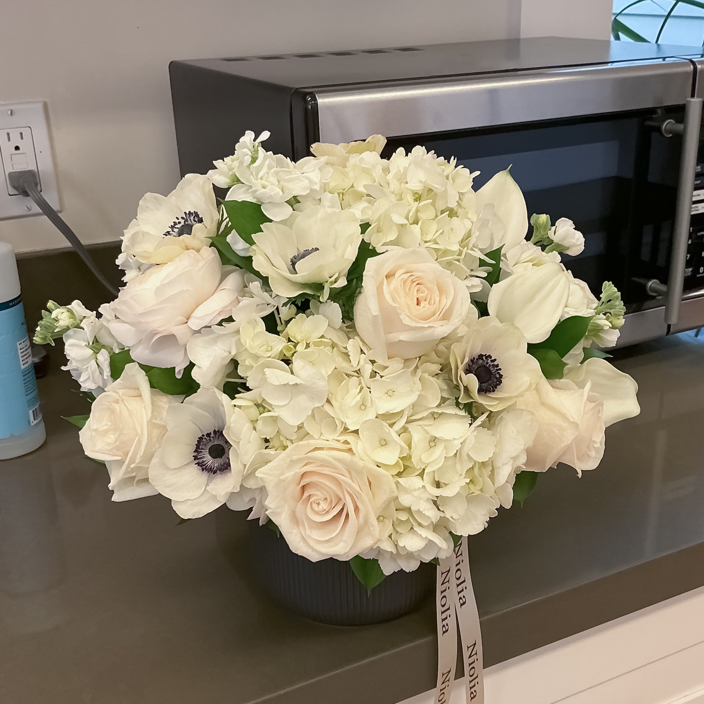 Ordering online was super easy, especially choosing the delivery date and time window. The whole process was smooth and the flowers turned out beautifully.
