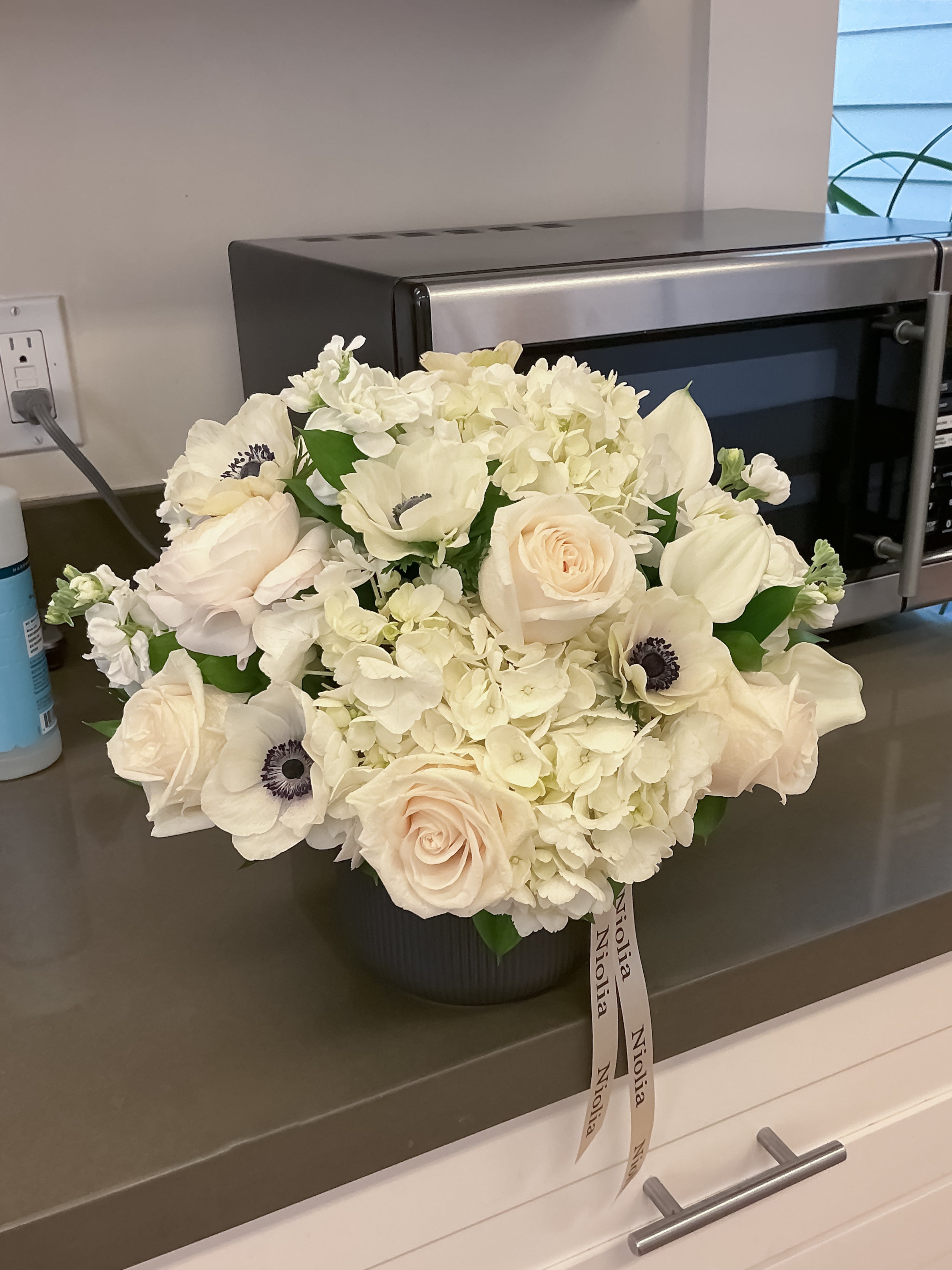 Ordering online was super easy, especially choosing the delivery date and time window. The whole process was smooth and the flowers turned out beautifully.