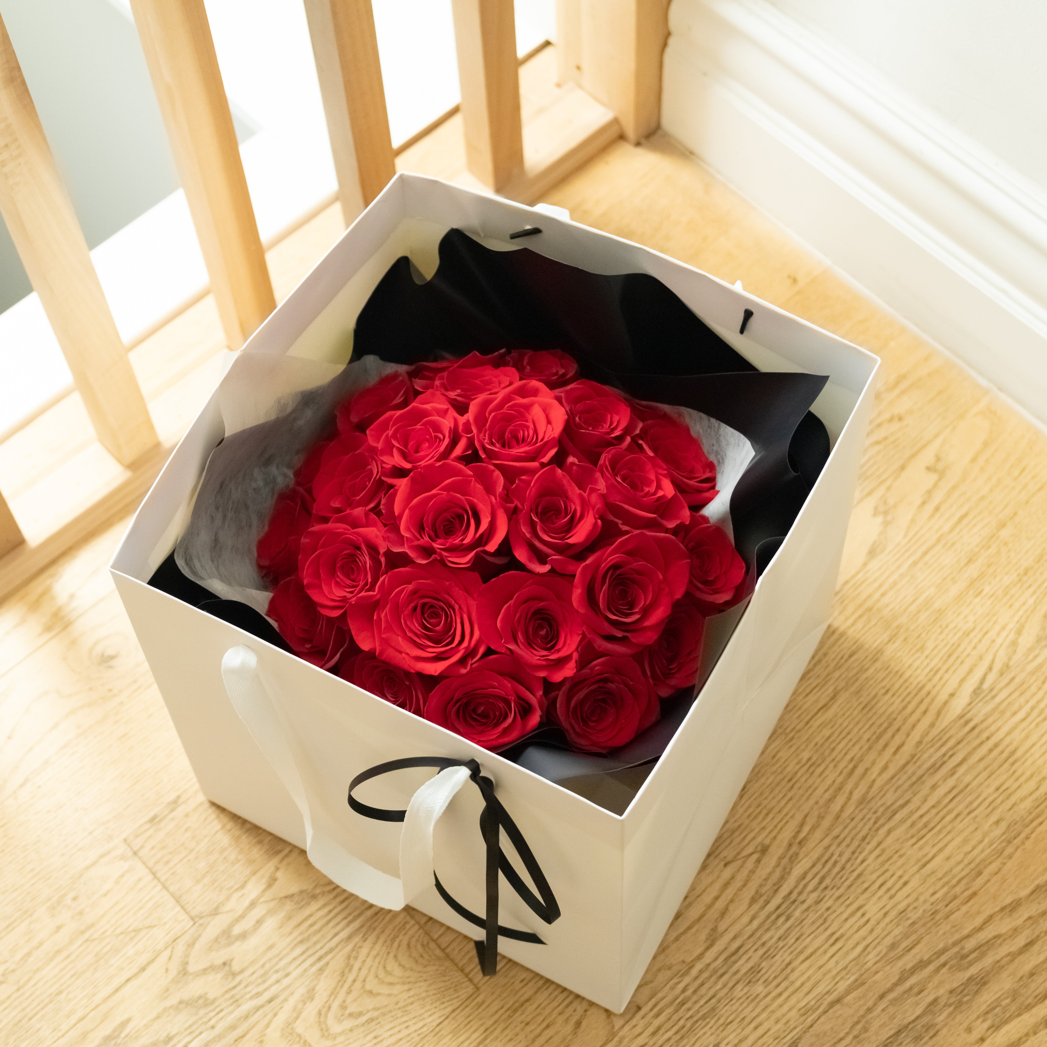The roses were fresh and lasted more than a week. The packaging felt high-end and luxurious, which made the whole experience even more special.