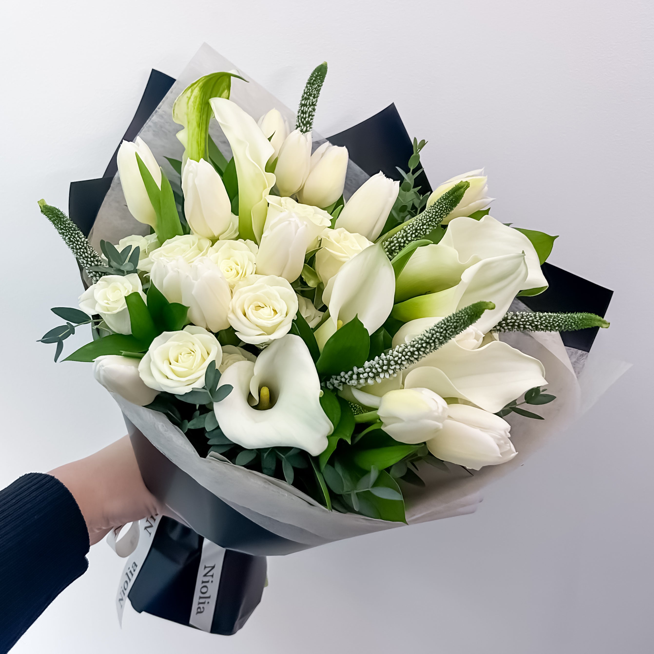 Designed in Niolia’s signature European style, this bouquet feels both timeless and architectural. Flower selection: calla lilies, tulips, spray roses, veronica, and seasonal greenery. Made by Niolia Flower and available for same-day delivery in San Francisco and the Bay Area. 