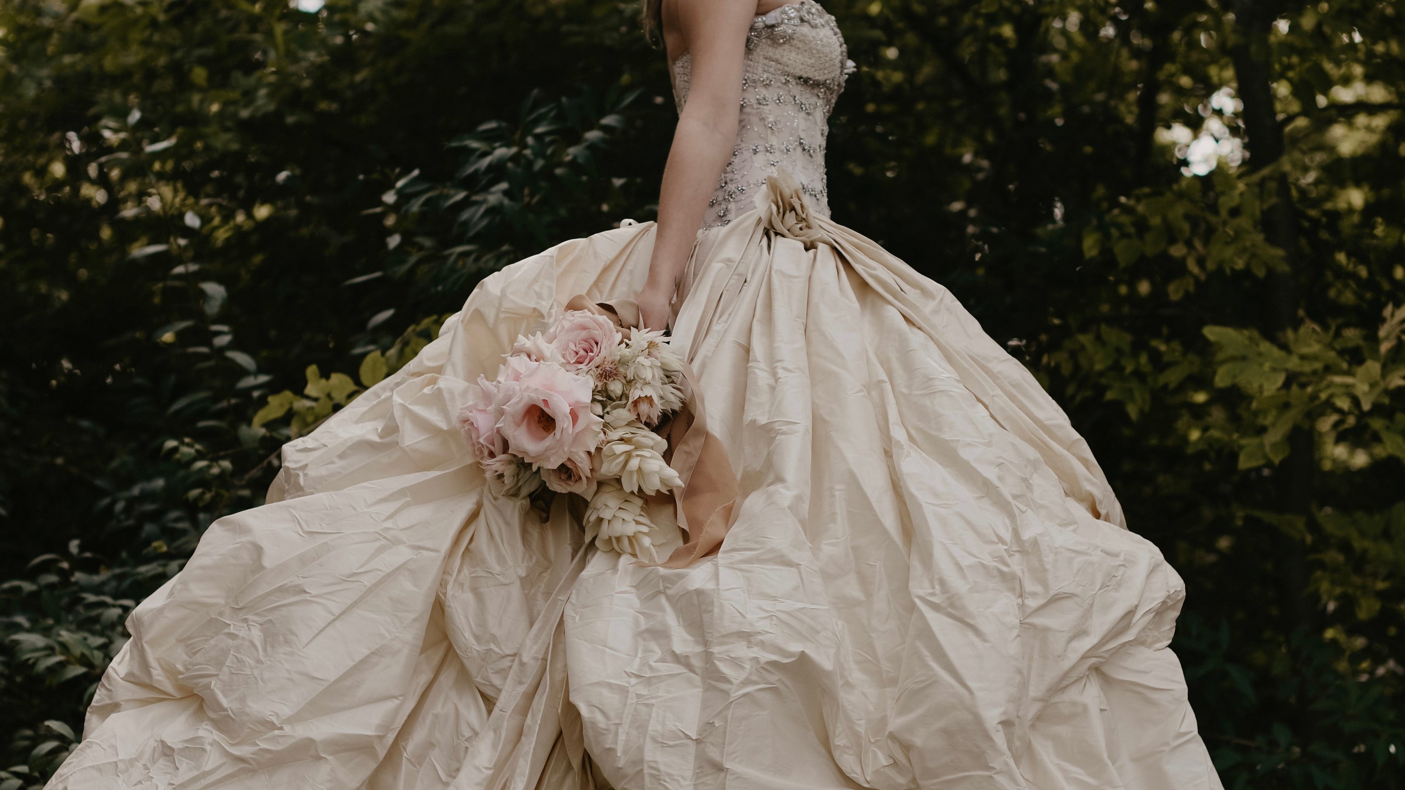 Wedding photos bride on pedestal